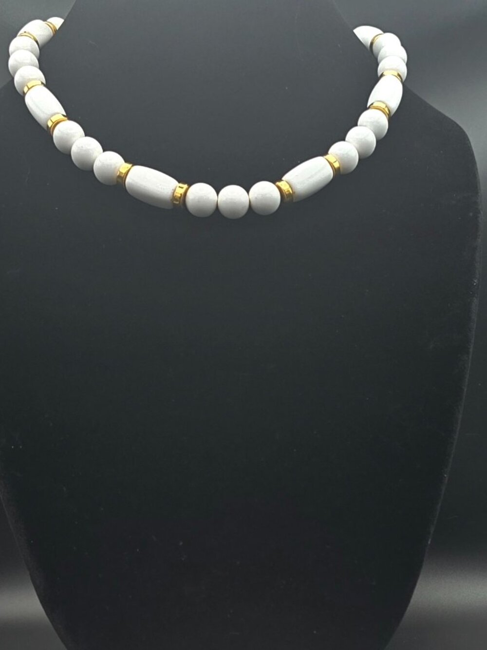 Classy Vintage Signed Napier White Bead With Gold Accent Necklace - Picture 1 of 2